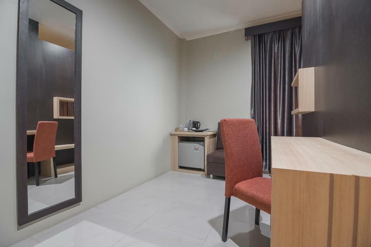 Reddoorz Plus @ Tanjung Pandan Belitung 2 Buitenkant foto