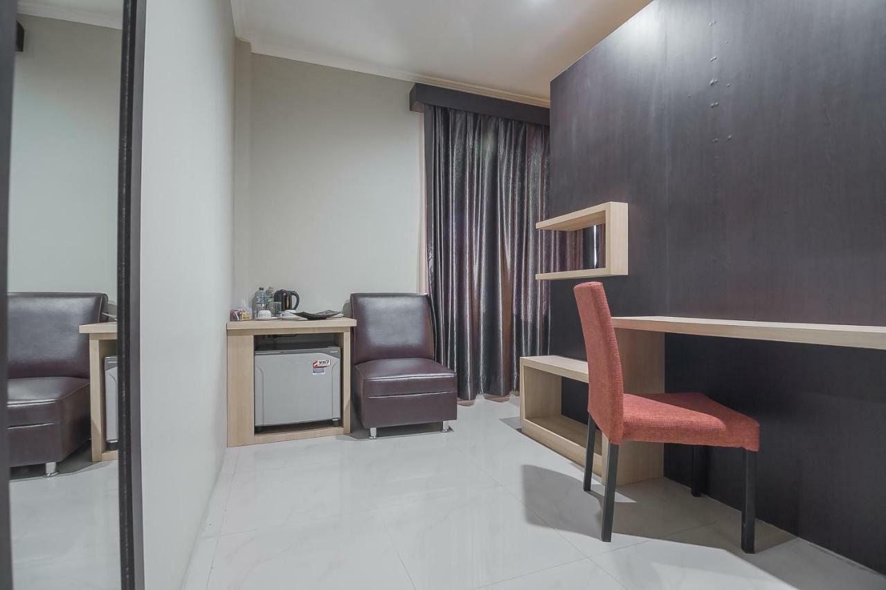 Reddoorz Plus @ Tanjung Pandan Belitung 2 Buitenkant foto
